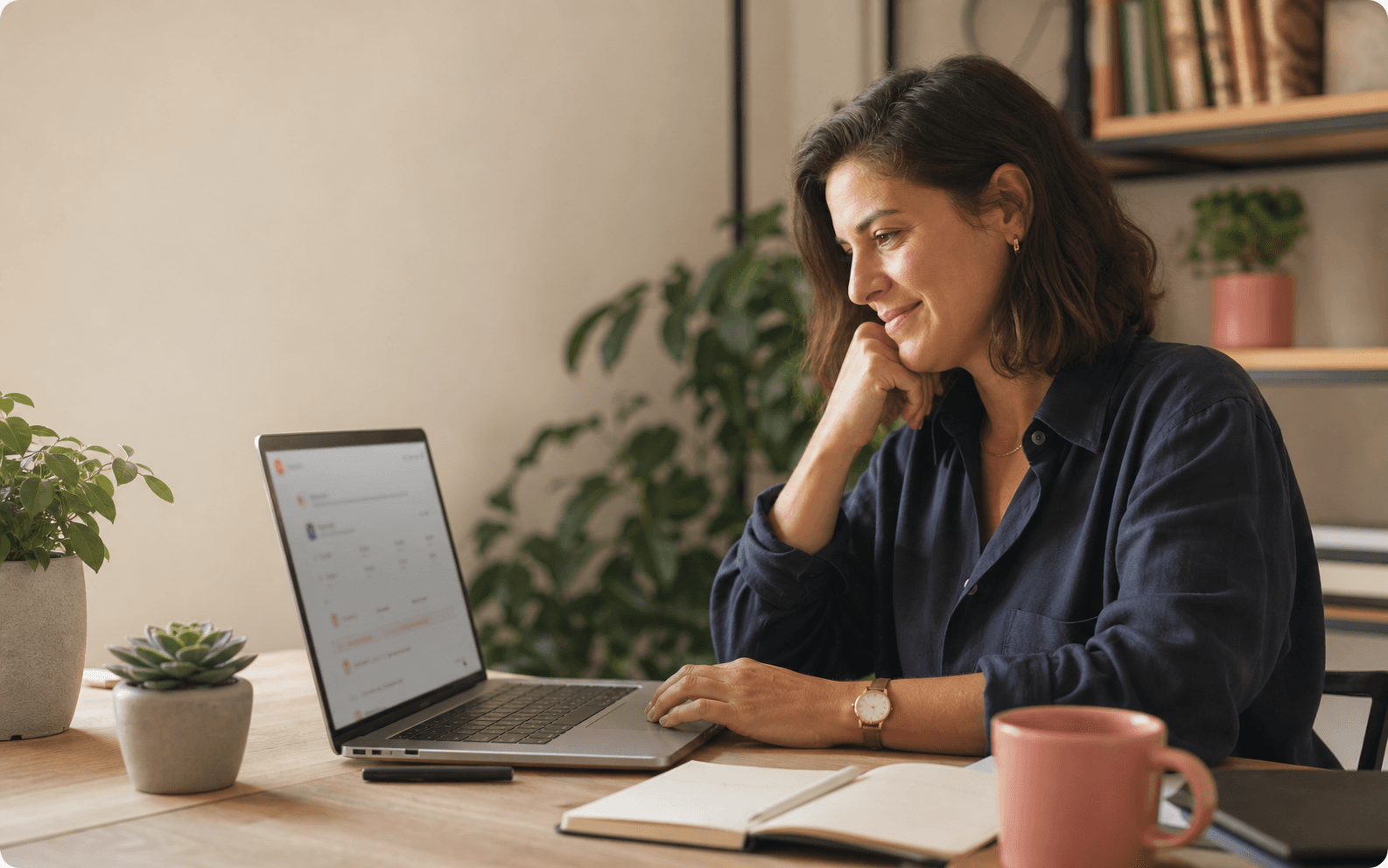 Profesional revisando una oportunidad compatible con calma